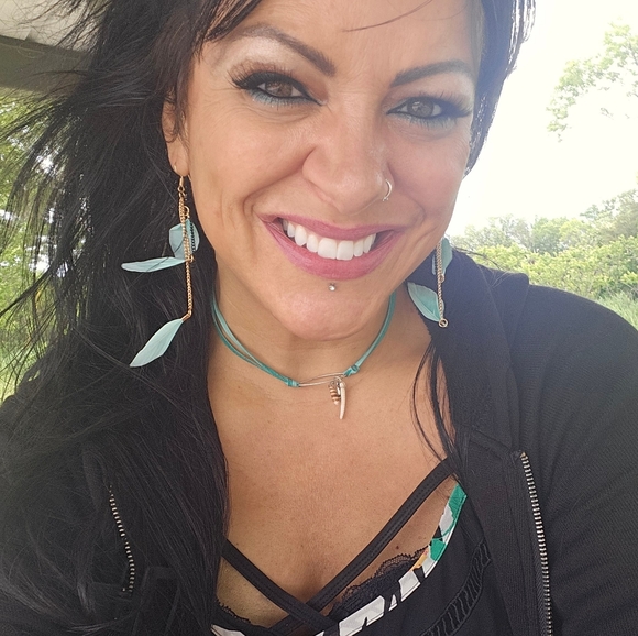 Meet your Posher, Dawn - Picture 2 of 2